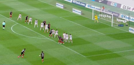 Hiệp 1 K League: Lucas bỏ lỡ cơ hội ngon ăn nhưng phá vỡ thế bế tắc, đối thủ chỉ có 1 cú sút, Seoul tạm dẫn Suwon 1-0