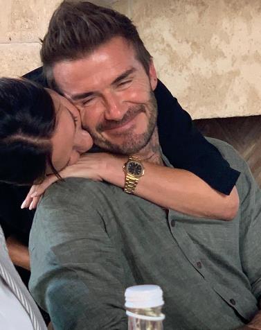 Yêu! Victoria đã chia sẻ một đoạn video cô khiêu vũ cùng chồng David Beckham, kèm theo chú thích: Chúc mừng sinh nhật, tất cả mọi thứ của tôi