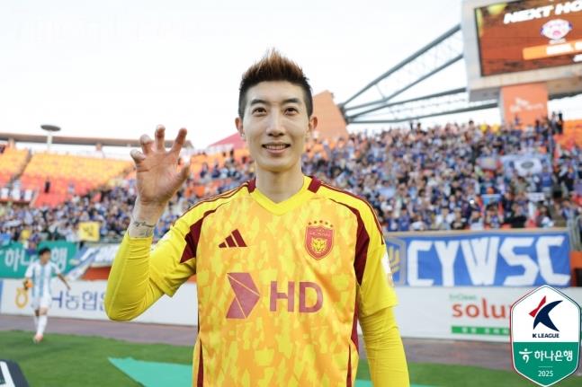 Thủ môn Cho Hyun-woo của Ulsan một lần nữa trở thành cầu thủ cản phá phạt đền, cản phá phạt đền trong hai trận liên tiếp