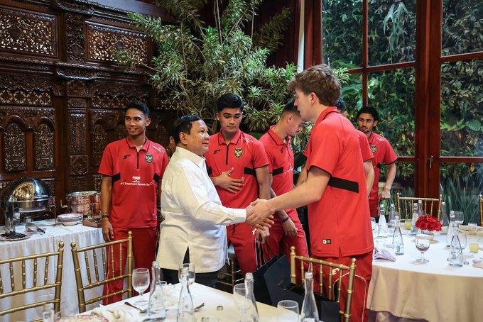 Các quan chức chính phủ Indonesia xác nhận rằng những chiếc đồng hồ Rolex được trao tặng cho các cầu thủ đội tuyển quốc gia là do chính tổng thống trả tiền