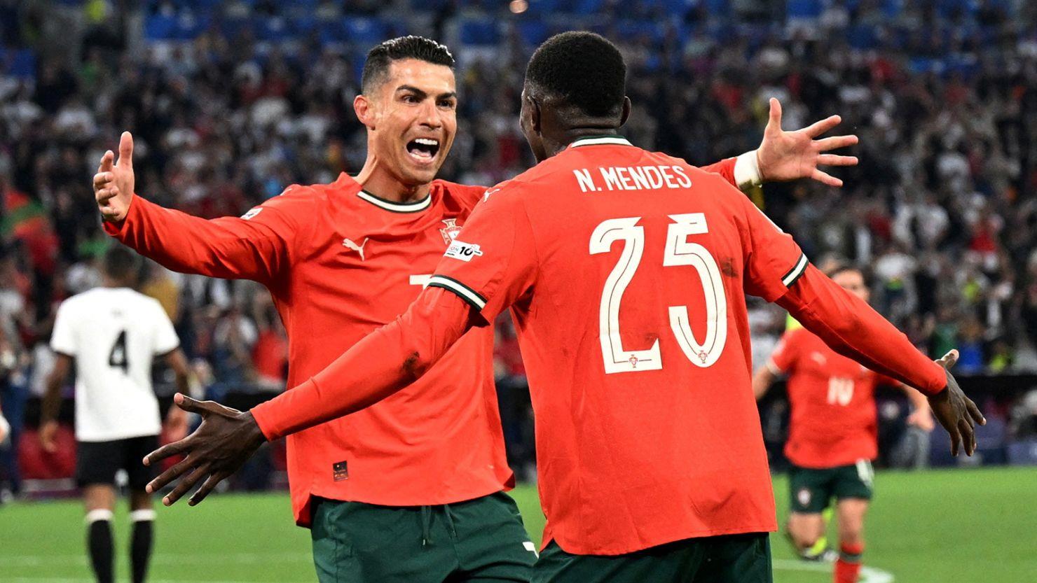Martinez nói về Ronaldo và Mendes: Ronaldo là niềm tự hào của Bồ Đào Nha, Mendes là hậu vệ trái xuất sắc nhất thế giới