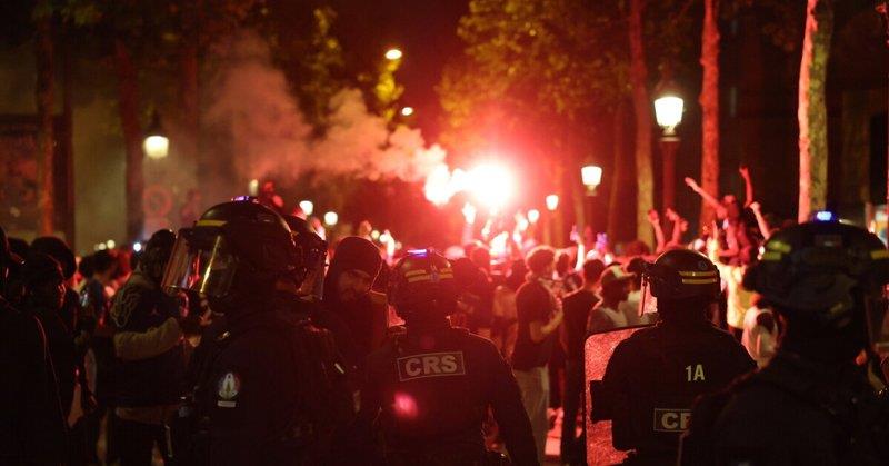 Những người hâm mộ quá khích ở Paris đã lợi dụng cơ hội này để thực hiện hành vi "đập phá, cướp bóc" trong lễ ăn mừng, cảnh sát đã bắt giữ ít nhất 294 người