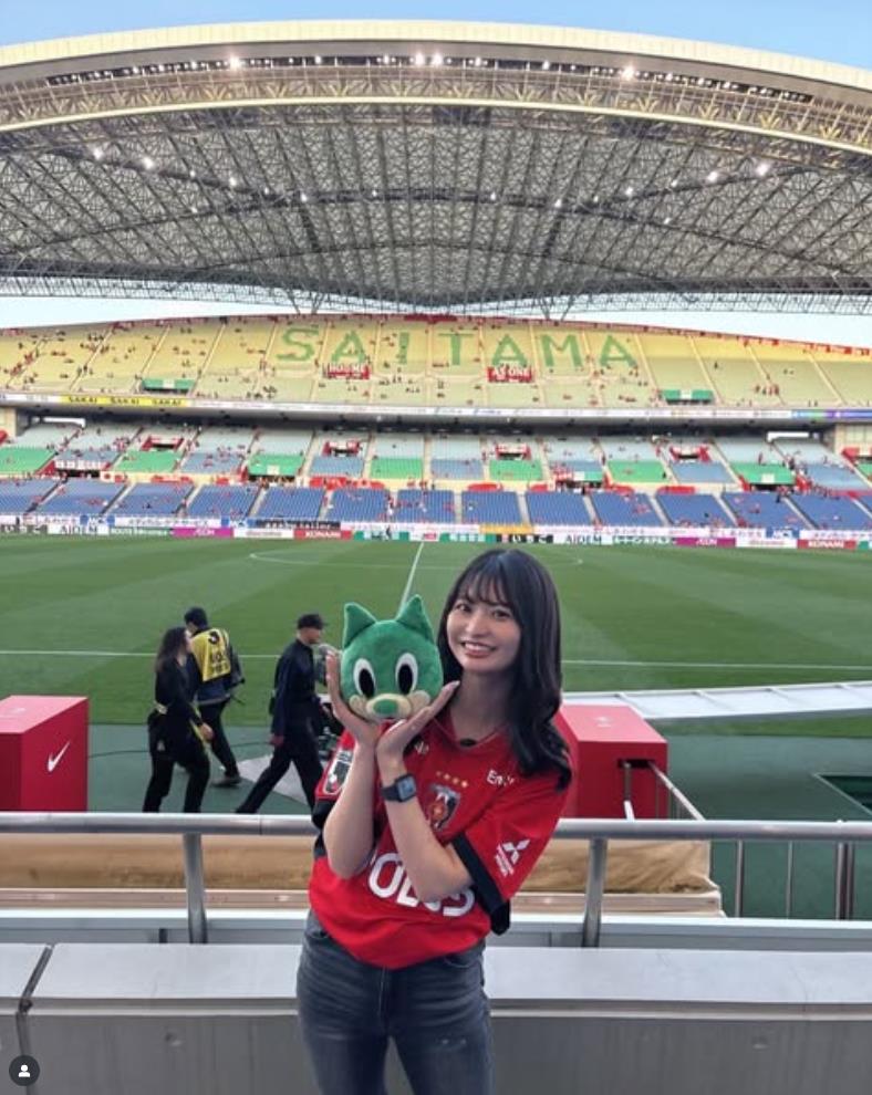 Fan nữ Urawa đây rồi! Gương mặt đỏ bừng mỉm cười dưới ánh hoàng hôn, mái tóc đen lay động trong gió, vòng eo thon thả.