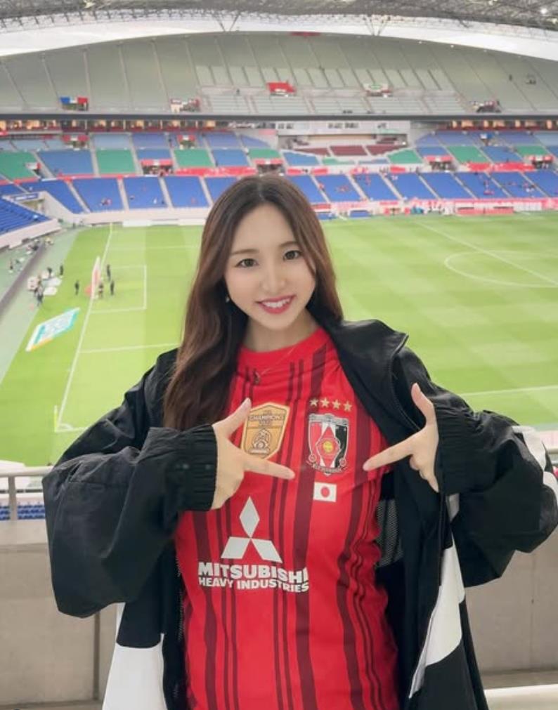 Fan nữ Urawa đây rồi! Gương mặt đỏ bừng mỉm cười dưới ánh hoàng hôn, mái tóc đen lay động trong gió, vòng eo thon thả.