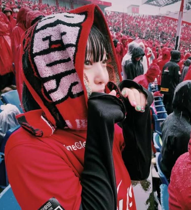 Fan nữ Urawa đây rồi! Gương mặt đỏ bừng mỉm cười dưới ánh hoàng hôn, mái tóc đen lay động trong gió, vòng eo thon thả.