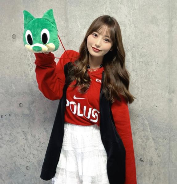 Fan nữ Urawa đây rồi! Gương mặt đỏ bừng mỉm cười dưới ánh hoàng hôn, mái tóc đen lay động trong gió, vòng eo thon thả.