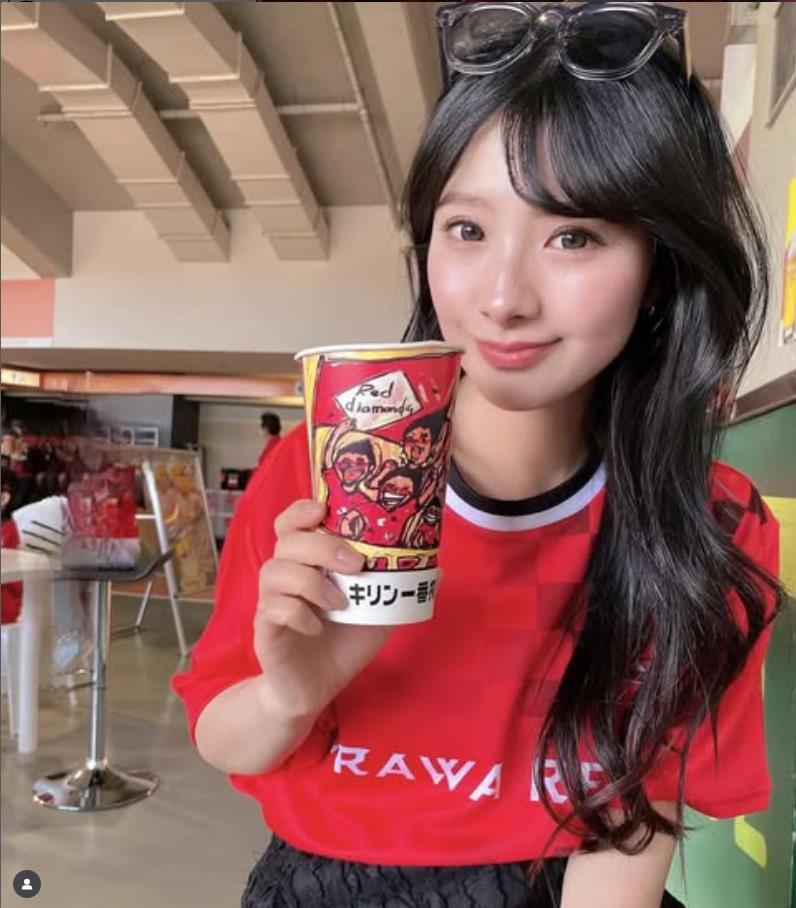 Fan nữ Urawa đây rồi! Gương mặt đỏ bừng mỉm cười dưới ánh hoàng hôn, mái tóc đen lay động trong gió, vòng eo thon thả.