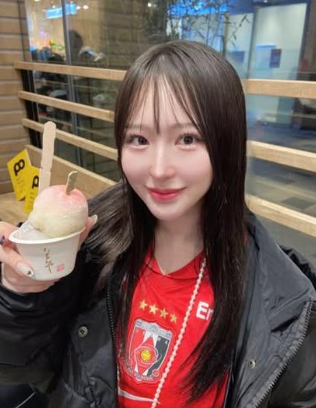 Fan nữ Urawa đây rồi! Gương mặt đỏ bừng mỉm cười dưới ánh hoàng hôn, mái tóc đen lay động trong gió, vòng eo thon thả.