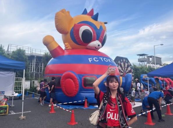 Fan nữ Urawa đây rồi! Gương mặt đỏ bừng mỉm cười dưới ánh hoàng hôn, mái tóc đen lay động trong gió, vòng eo thon thả.