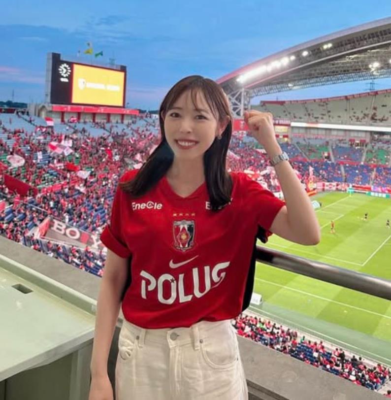 Fan nữ Urawa đây rồi! Gương mặt đỏ bừng mỉm cười dưới ánh hoàng hôn, mái tóc đen lay động trong gió, vòng eo thon thả.