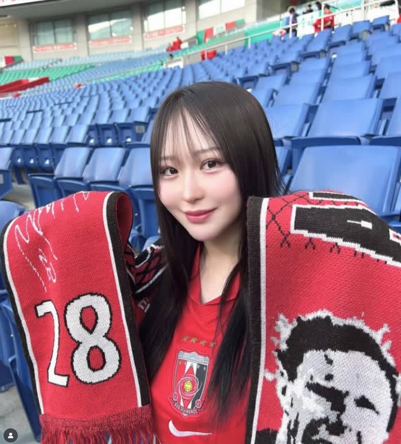 Fan nữ Urawa đây rồi! Gương mặt đỏ bừng mỉm cười dưới ánh hoàng hôn, mái tóc đen lay động trong gió, vòng eo thon thả.