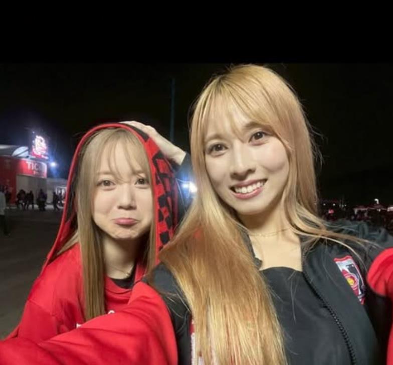 Fan nữ Urawa đây rồi! Gương mặt đỏ bừng mỉm cười dưới ánh hoàng hôn, mái tóc đen lay động trong gió, vòng eo thon thả.