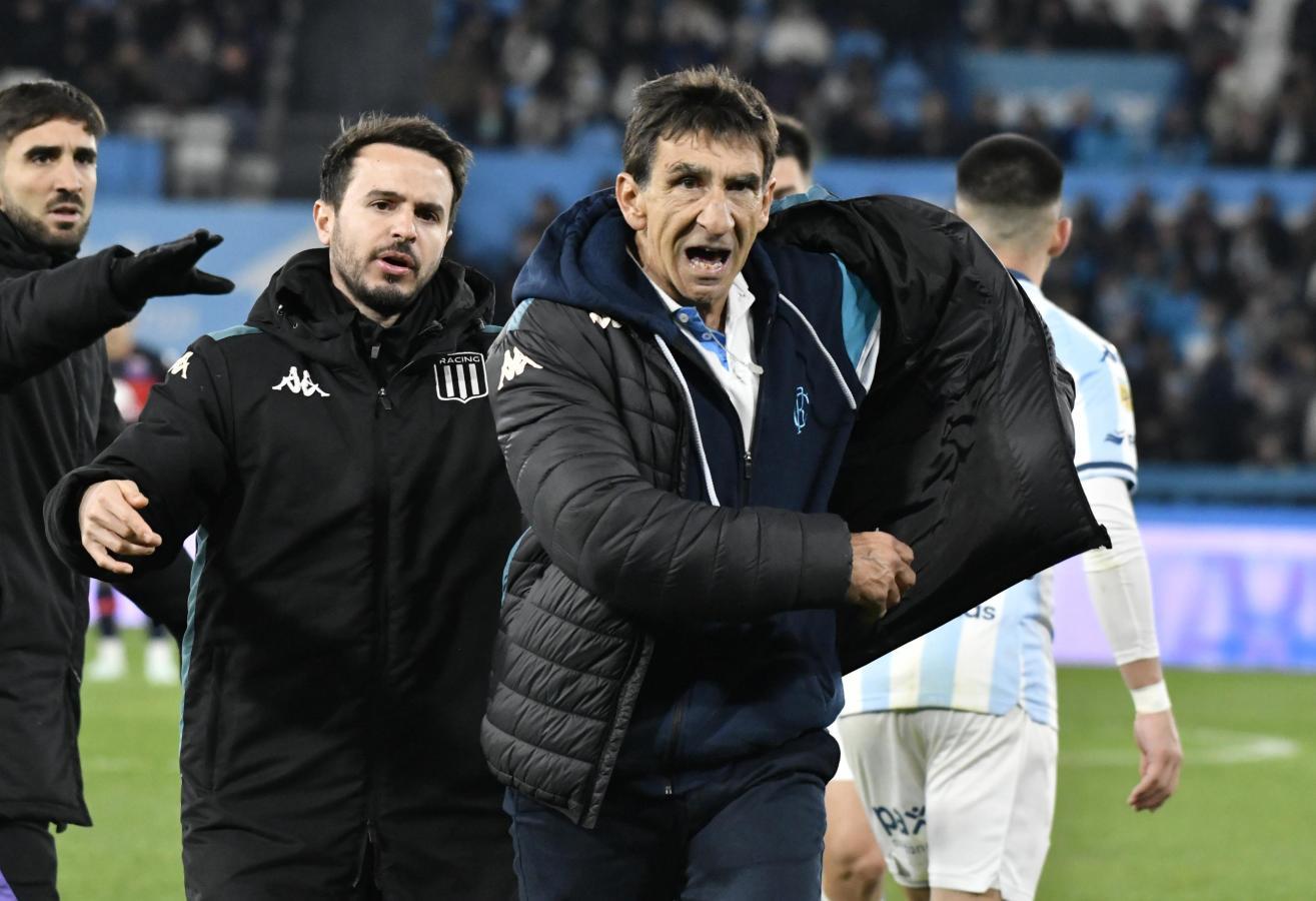Atletico Madrid đã phải chịu một cuộc lội ngược dòng sau khi đối thủ ghi hai bàn trong thời gian bù giờ. Huấn luyện viên đã nổi giận và chửi rủa trọng tài là "kẻ trộm" sau khi nhận thẻ đỏ.