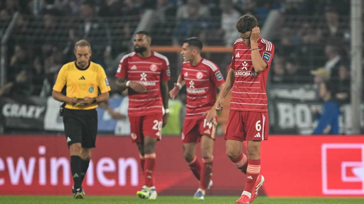 Giám đốc Düsseldorf: Chúng tôi nên im lặng về trận thua 1-5, nhưng quyết định của trọng tài là một thảm họa.