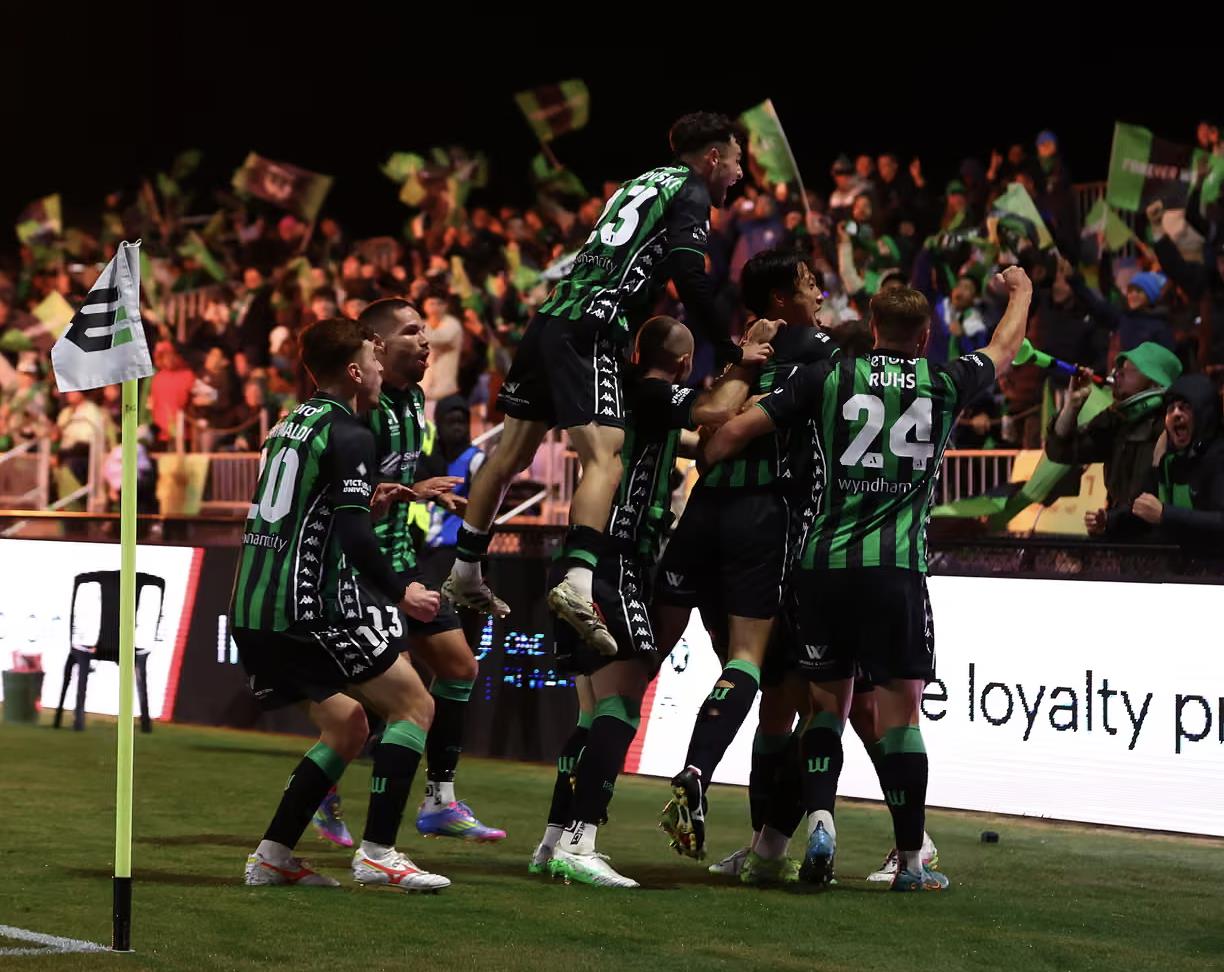 The Guardian: Giải A-League đang có triển vọng lạc quan, với lượng khán giả ngày càng tăng và doanh thu chuyển nhượng cũng tăng.