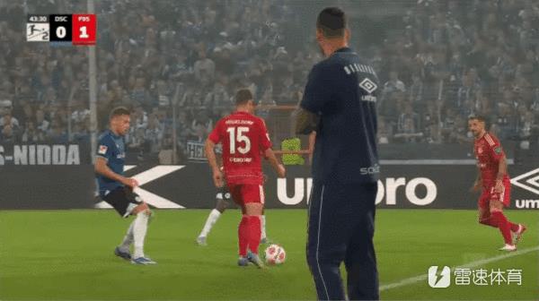 Giám đốc Düsseldorf: Chúng tôi nên im lặng về trận thua 1-5, nhưng quyết định của trọng tài là một thảm họa.