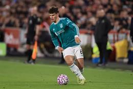 Milos Kerkez đang trở thành vấn để của Liverpool