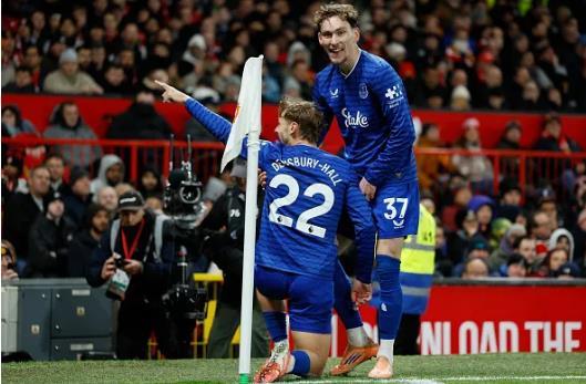 Kiernan Dewsbury-Hall và James Garner gây ấn tượng trước sự chứng kiến của Thomas Tuchel Kiernan Dewsbury-Hall va James Garner gay an tuong truoc su chung kien cua Thomas Tuchel