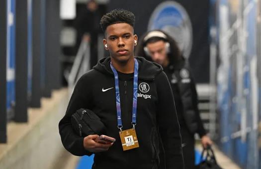 Estevao không được trao cơ hội ra sân ở trận đấu với Atalanta. Estevao khong duoc trao co hoi ra san o tran dau voi Atalanta.