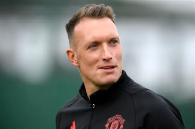 Phil Jones có nhiều năm thi đấu cho MU. Phil Jones co nhieu nam thi dau cho MU.