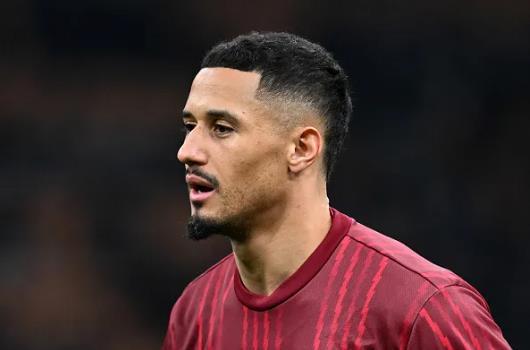 William Saliba choi rat tot trong mau ao Arsenal.