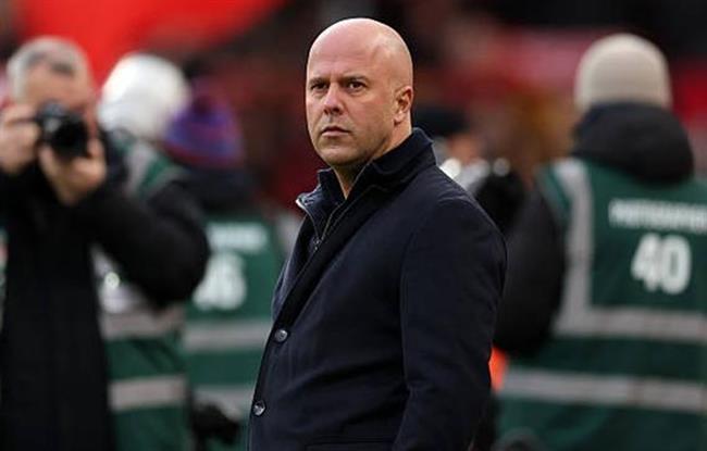 HLV Arne Slot dang mat mot vai tru cot vi chan thuong.