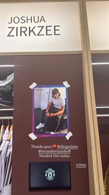 Sao Man United bị đồng đội chơi xỏ khi đu trend 2016